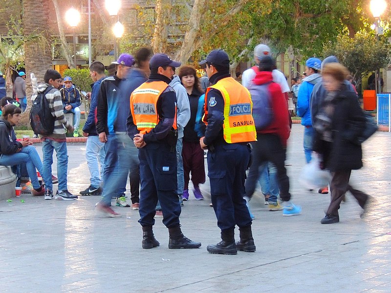 File:Policías en plaza de S Juan.jpg