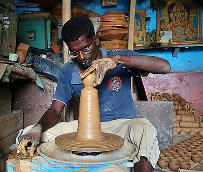 'n Pottebakker aan die werk in Bangalore, Indië.
