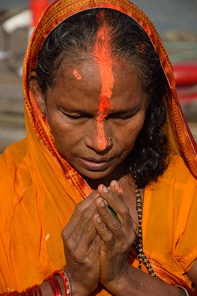 File:Praying Devotee - Chhath Puja Ceremony - Baja Kadamtala Ghat - Kolkata 2013-11-09 4257.JPG