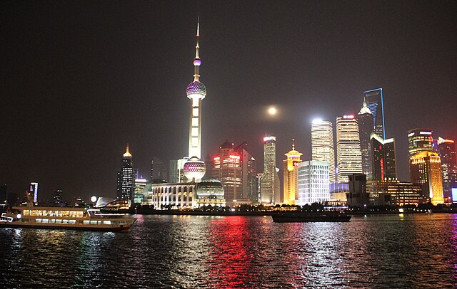 https://upload.wikimedia.org/wikipedia/commons/thumb/e/eb/Pudong_from_bund.jpg/640px-Pudong_from_bund.jpg