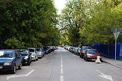 Улица Пудовкина (вид от Воробьёвского шоссе, улицы Косыгина и Мосфильмовской улицы в сторону поворота)