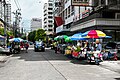 File:Puestos de venta en Sukhumvit Road 5.jpg