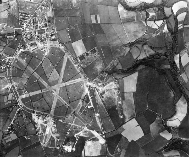 File:RAF St Eval aerial photograph WWII IWM HU 92963.jpg