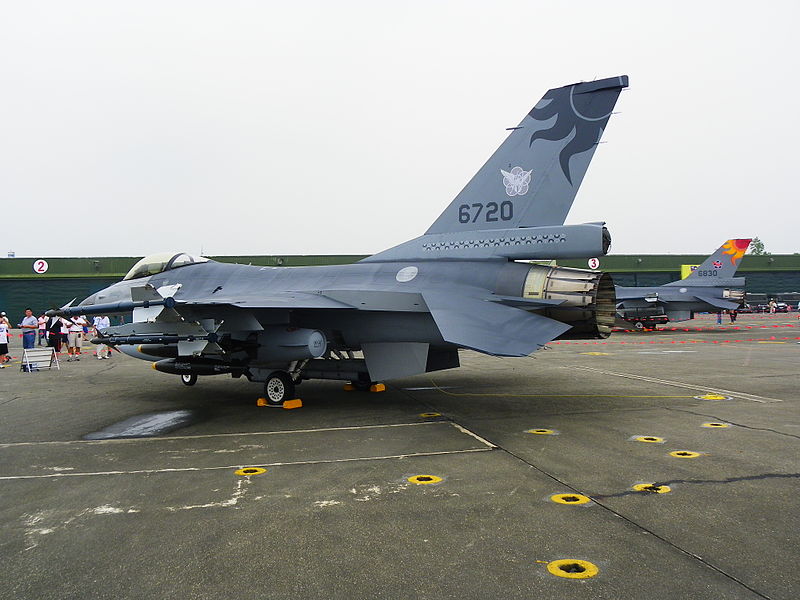 File:ROCAF F-16A 6720 Display at Gangshan Air Force Base 20111015b.jpg