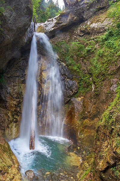 Datei:Raggaschlucht Waterfall.jpg