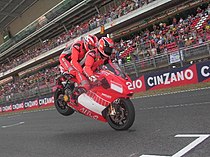 Tijdens de GP van Catalonië trakteerde Mamola diverse gasten (veelal bekende Forumule -coureurs) op een ronde met een Ducati-racer. De gastrijders betaalden en de opbrengst was voor Two Wheels for Life.
