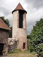 Vestiges de fortifications (XIIIe), rue des Remparts[104],[105].