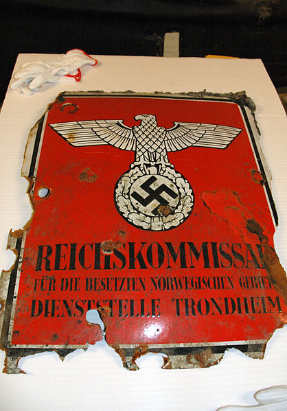 File:Reichskommissar-skilt funnet i Nidelva, Trondheim.jpg