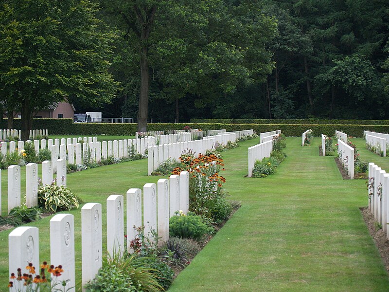 File:Reichswald Forest War Cemetery (55).JPG