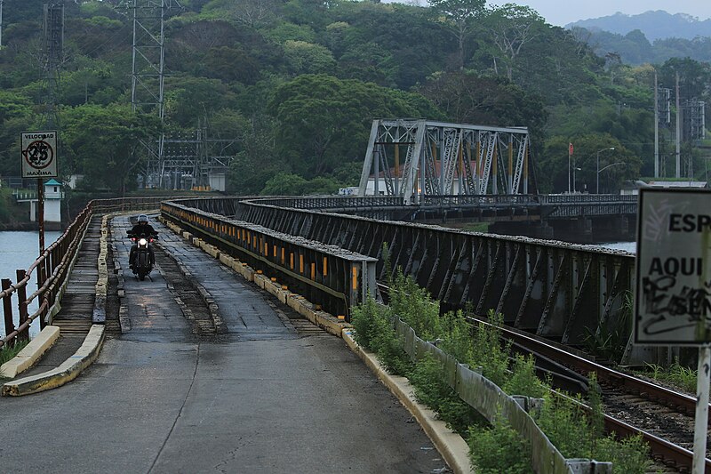 File:Road and rail bridge at Gamboa, Panama (17549695166).jpg