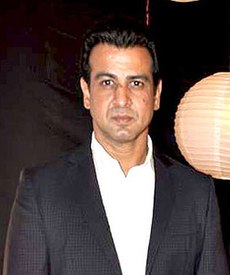 Ronit Roy with brother Rohit Roy at Zee Rishtey Awards 2011 cropped.jpg