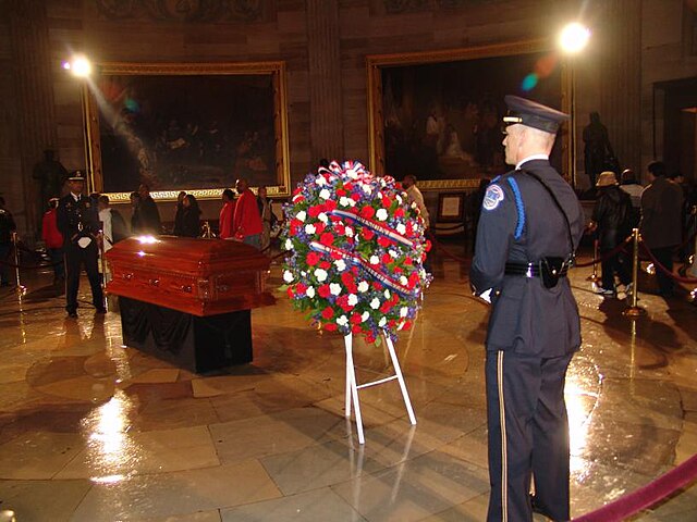 640px-Rosa_Parks_lying_in_state.jpg