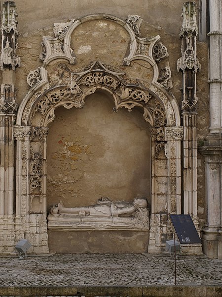 File:Ruínas do Carmo - tumulo.jpg