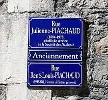 Trois panneaux de rue bleu superposés, avec des inscriptions en blanc, apposés sur un mur gris. Sur le premier, on lit : "Rue Julienne-PIACHAUD, 1894-1978, chef de service de la Société des Nations" ; sur le deuxième, plus petit, on lit "Anciennement" ; sur le troisième, on lit : "Rue René-Louis-PIACHAUD, 1896-1941, homme de lettres genevois".