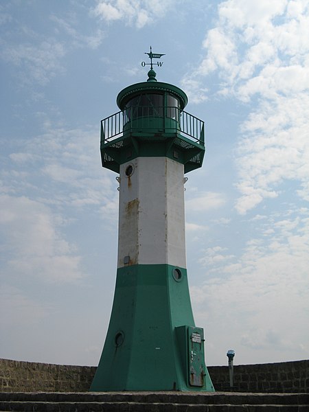 File:Ruegen, Sassnitz, Leuchtturm auf der Mole.jpg