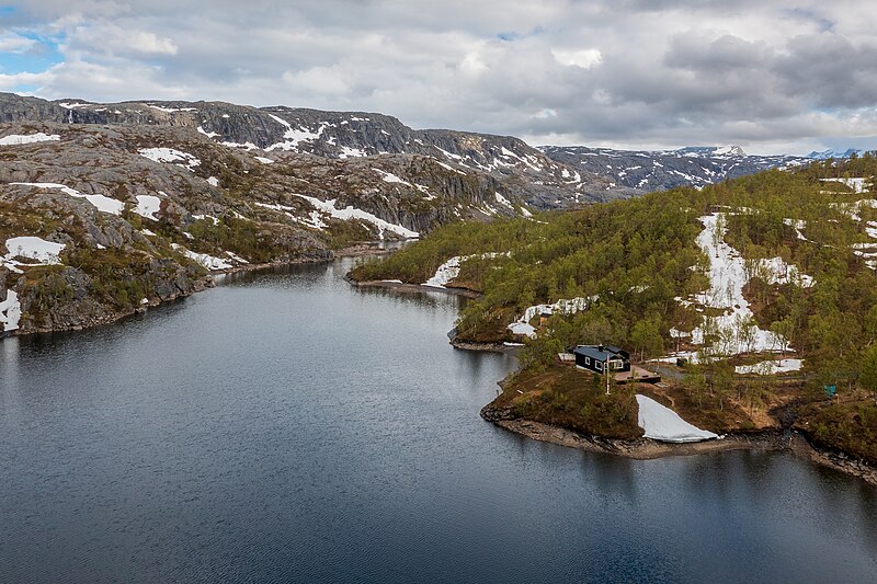 File:Sætervatnet lake in Narvik, Nordland, Norway, 2022 June.jpg