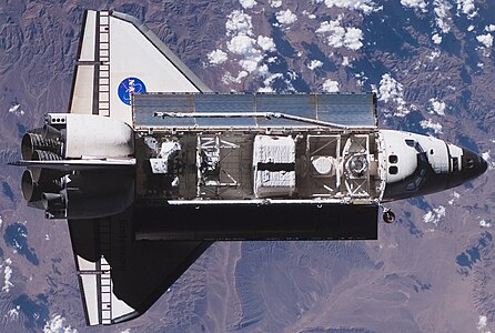 El transbordador espacial Endeavour s'apropa a l'Estació Espacial Internacional durant la missió STS-118 amb la secció de l'estructura S5 preparada per ser instal·lada.