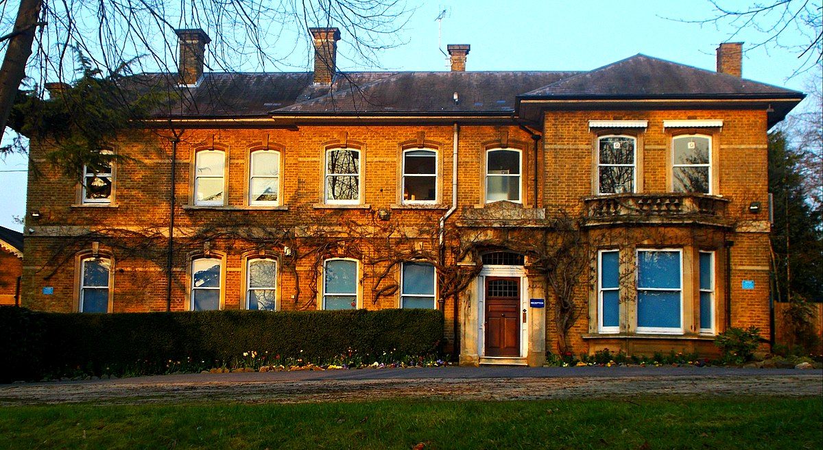 Игл хаус. Саттон район Лондона. Лондон школа House. Школа игл Хаус. Blossom House School.