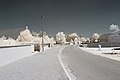 Français : Rue des Acacias, Saint-Aubin (Jura, Franche-Comté, France) photographié avec un filtre infrarouge 720 nm. Català: Carrer de les Acàcies, Saint-Aubin (Jura, Franc Comtat, França) fotografiat amb un filtre infraroig 720 nm. Español: Calle de las Acacias, Saint-Aubin (Jura, Franco Condado, Francia) fotografiado con un filtro infrarrojo 720 nm.