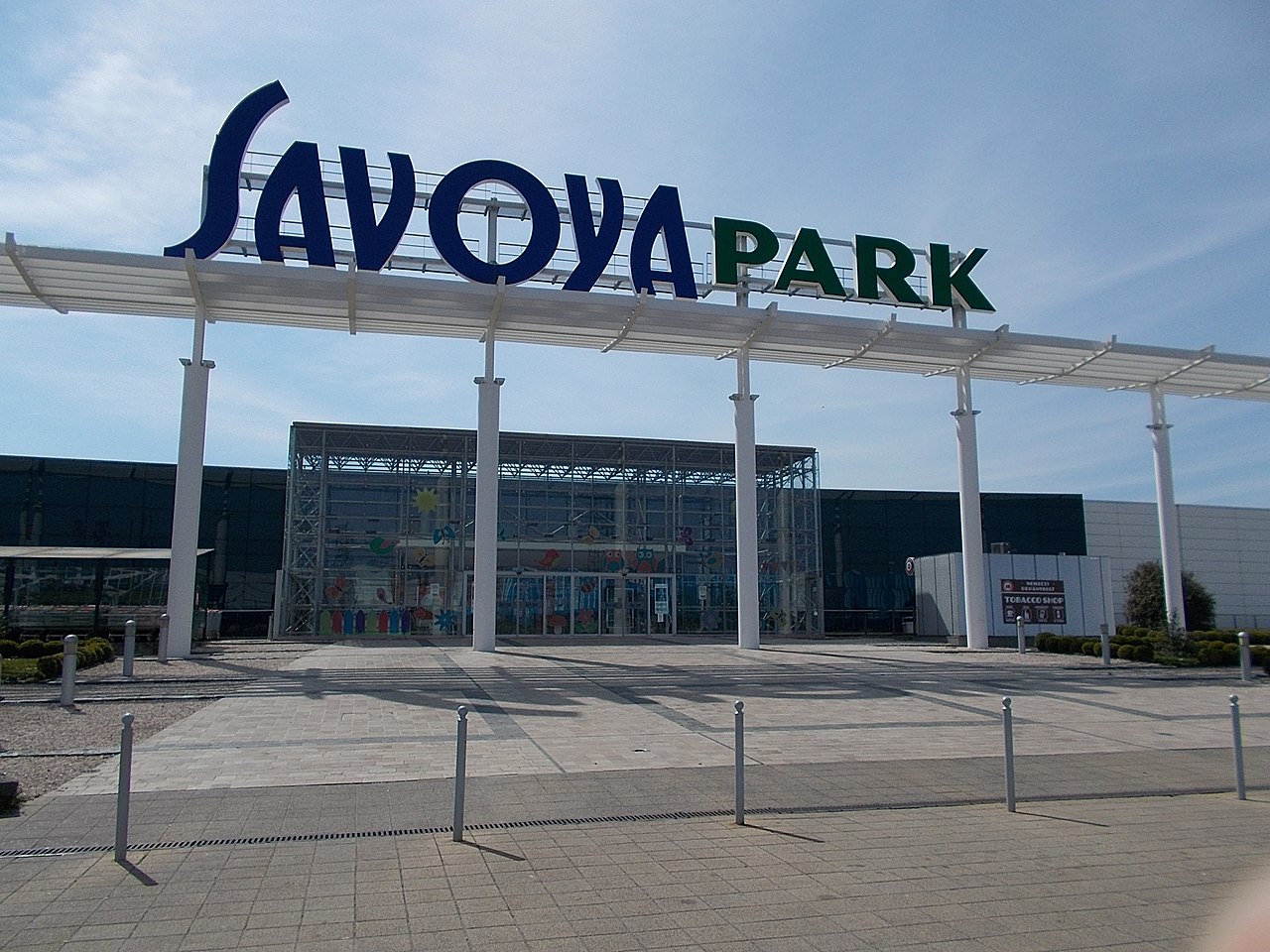 File:Savoya Park Shopping Complex. Auchan main entrance ...