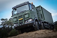 De Scania Gryphus 8×8 High Operational met module in het terrein