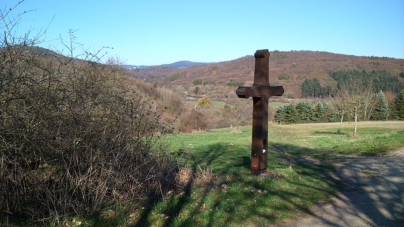 File:SchenkelshahnKreuz.jpg