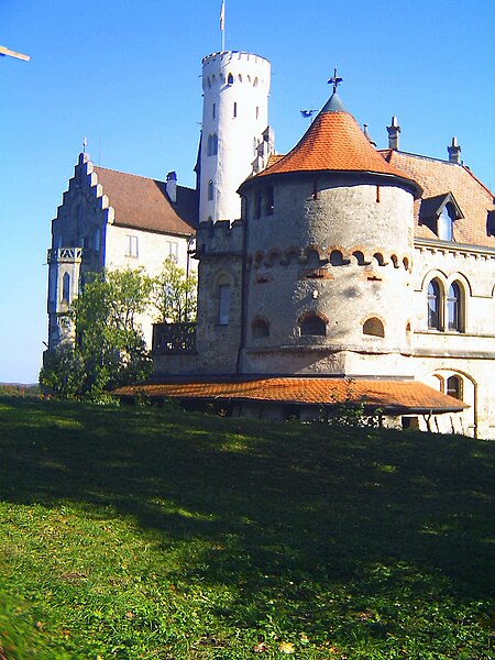 File:Schloss Lichtenstein von der Bergseite.JPG