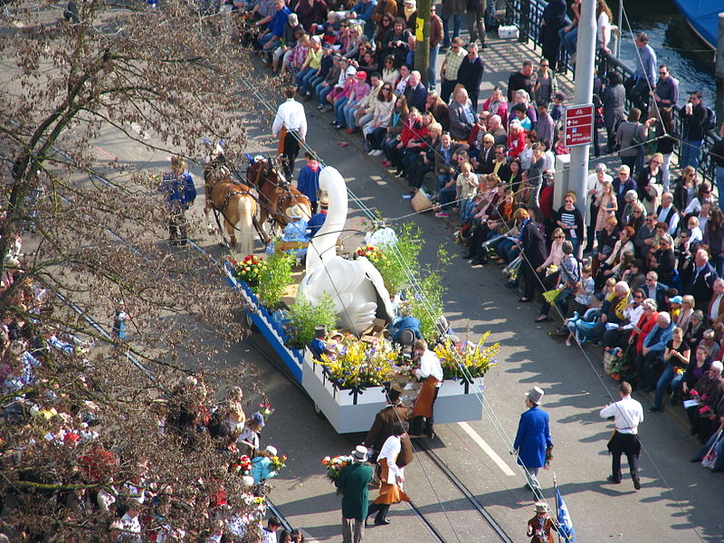 File:Sechseläuten 2010 - Limmatquai - Sicht vom Grossmünster Karlsturm IMG 6418.JPG