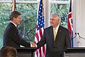 Sekreter Tillerson ve Yeni Zelandalı Başbakan İngiliz, Wellington'da Basın Toplantısı Düzenledi (34742408290) .jpg