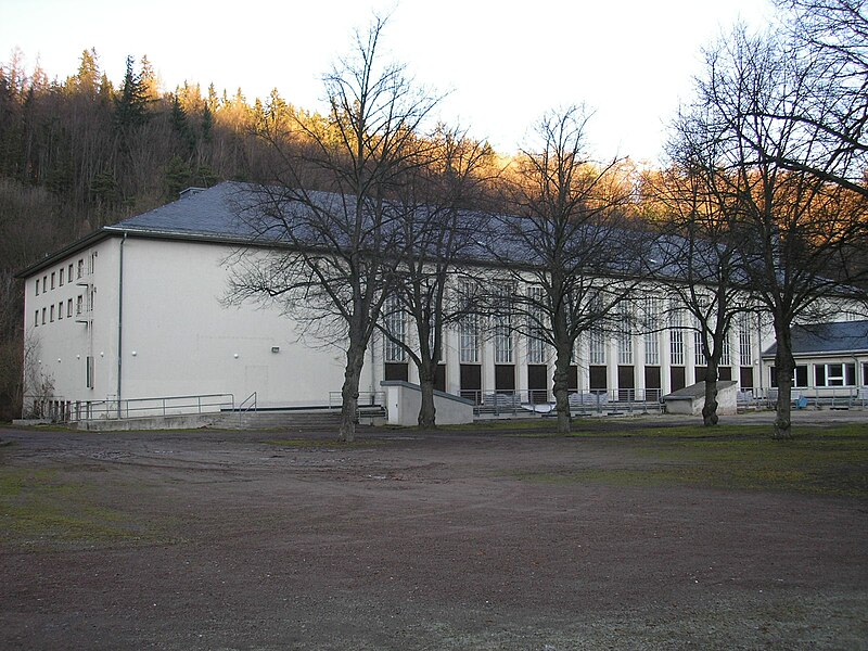 File:Seitenansicht Festhalle Ilmenau.JPG