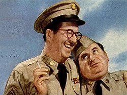 Gosfield Duane (jobbra) Dobberman szerepében, Phil Silvers-szel