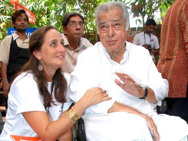 Shashi Kapoor with daughter Sanjana in 2010