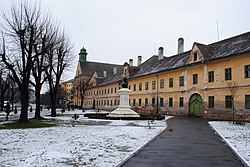 La eksa orfejo en la Tereza-kvartalo de Sibiu; bone videblas antaŭ la enirejo la monumento de imperiestrino Maria Tereza. La kirko fone estas romkatolika