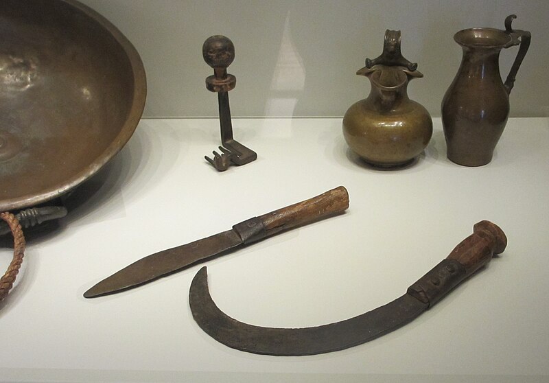 File:Sickle knife key jars. Cave of Letters, Nahal Hever. Israel Museum, Jerusalem.JPG