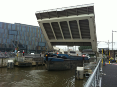 Sint-Annabrug elevado para permitir el paso de una embarcación
