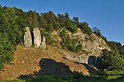 Čeština: Skály Otec, Matka a Syn, přírodní rezervace Sloupško-Šošůvské jeskyně, okres Blansko