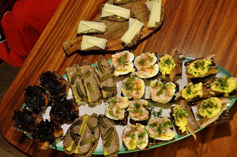 File:Smørrebrød med makrel og røræg, med æg og rejer, med andeleverpostej og cornichoner, med frikadeller og rødkål og med ost (8499556823).jpg