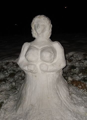File:Snow-woman.jpg - Wikipedia