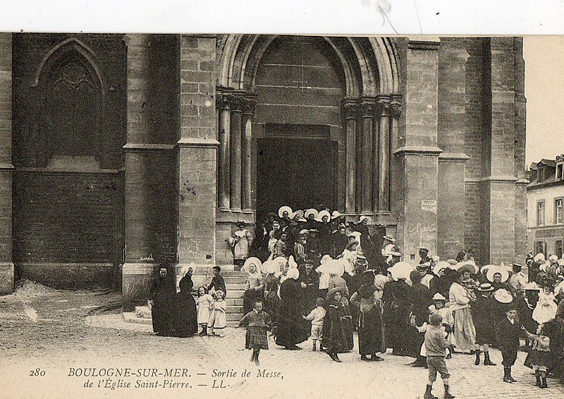 File:Sortie de messe à Saint-Pierre de Boulogne.jpg