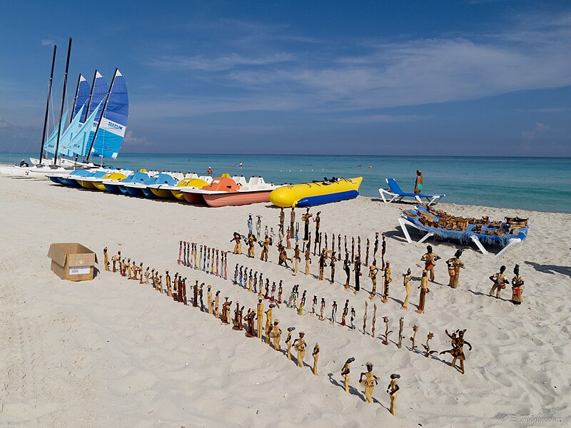 File:Souvenirs on the beaches of Varadero.jpg