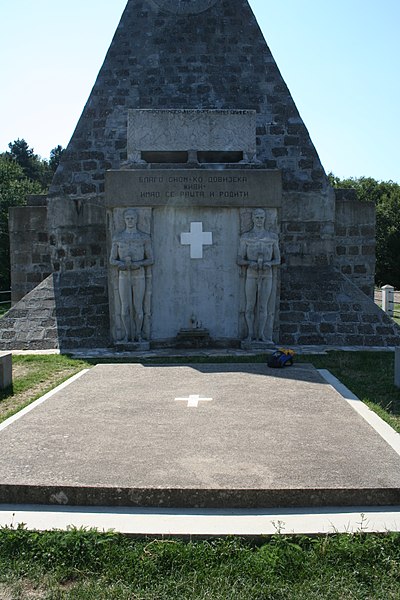 File:Spomen kosturnica na Gučevu 08.jpg