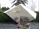 23. KW Denkmal von Bildhauer Vojin Bakić auf dem Mirogoj-Friedhof für die Opfer des Eisenbahnunfalls von Zagreb am 30. August 1974. Beim schwersten Zugunglück Jugoslawiens kamen 153 Menschen ums Leben und weitere 60 wurden verletzt.