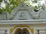 Statue d’un bouddah en siddhāsana surplobant l’entrée d’un templeCategory:Statues of the Buddha in Sri Lanka