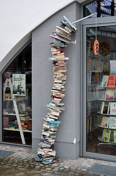 File:Städtische Bücherei Radstadt - book tower.jpg