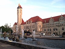 Главната фасада на Обединената гара и площада с фонтани и скулптури на Карл Милс