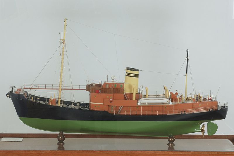 File:Star VI+VII whale catcher model (HS.02804-2).jpg