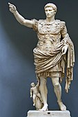 第一門的奧古斯都像；約西元前20年；白色大理石；高：2.06米；梵蒂岡博物館