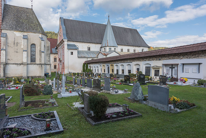 File:Stift Griffen Friedhof und Pfarrkirche Mariae Himmelfahrt 22102015 8411.jpg