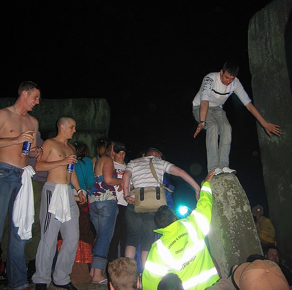 File:Stonehenge trouble on stones.jpg