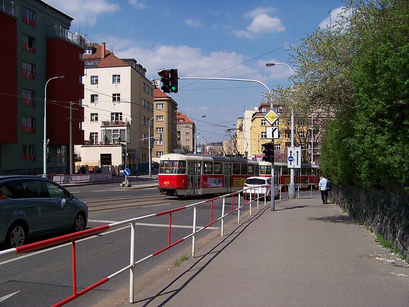 File:Táborská, křižovatka s ulicí Petra Rezka, tramvaj.jpg